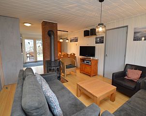 Offenes Wohnzimmer mit Kaminofen im Ferienhaus de Parel 206, Texel.