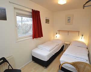 Gemtliches Schlafzimmer mit Einzelbetten im Ferienhaus de Parel 206, Texel.