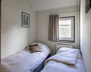 Slaapkamer met twee eenpersoonsbedden in Zeedistel vakantiehuis, Terschelling.