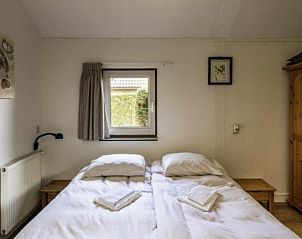 Comfortabele tweepersoonsslaapkamer in Zeedistel vakantiehuis, Formerum, Terschelling.