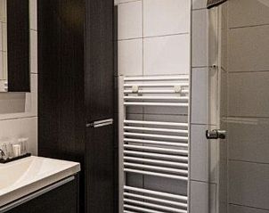 Moderne badkamer in Zeedistel vakantiehuis, Formerum, Terschelling, Waddeneilanden.