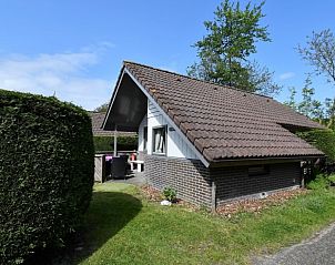 Zijaanzicht van Zeedistel vakantiehuis met groene omgeving, Terschelling.