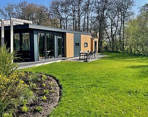 Moderne vakantiehuis met terras bij Huisje in Formerum Terschelling, gelegen in de natuur van de Waddeneilanden.