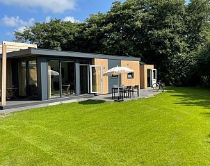 Zonnig terras van Huisje in Formerum Terschelling, ideaal voor ontspanning op de Waddeneilanden.