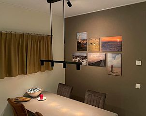 Eethoek met sfeervolle verlichting in Huisje in Formerum Terschelling, perfect voor diners op de Waddeneilanden.