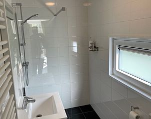 Moderne badkamer van Huisje in Formerum Terschelling, voorzien van alle gemakken op de Waddeneilanden.
