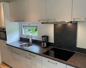 Volledig uitgeruste keuken in Huisje in Formerum Terschelling, ideaal voor culinaire avonturen op de Waddeneilanden.