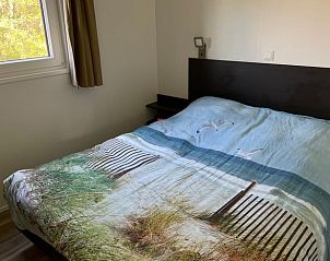 Comfortabele slaapkamer met uitzicht in Huisje in Formerum Terschelling, voor een goede nachtrust op de Waddeneilanden.