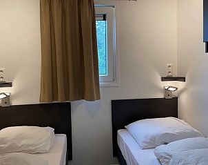 Tweede slaapkamer met twee bedden in Huisje in Formerum Terschelling, perfect voor gezinnen op de Waddeneilanden.