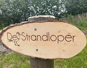 Houten bord van De Strandloper, een herkenningspunt bij Huisje in Formerum Terschelling op de Waddeneilanden.