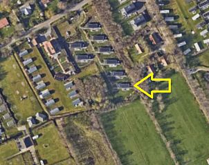 Luchtfoto van Huisje in Formerum Terschelling, gelegen in een groene omgeving op de Waddeneilanden.