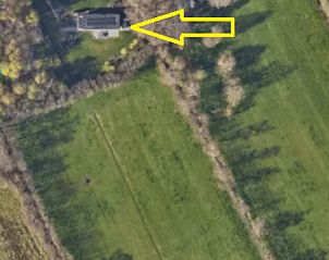 Gedetailleerde luchtfoto van de locatie van Huisje in Formerum Terschelling, omringd door natuur op de Waddeneilanden.