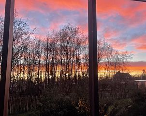 Adembenemende zonsondergang bij Huisje in Formerum Terschelling, met kleurrijke luchten op de Waddeneilanden.