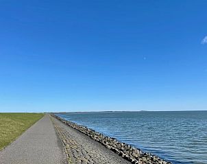 Scenic dijk met uitzicht op zee nabij Huisje in Formerum Terschelling, ideaal voor wandelingen op de Waddeneilanden.