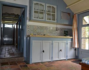 Keuken in Vakantiehuis in Formerum, Terschelling met landelijke stijl.