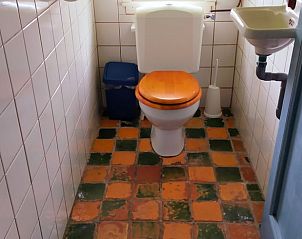 Kleurrijke tegelvloer in toilet van Vakantiehuis in Formerum, Terschelling.