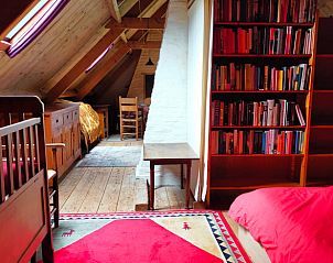 Zolder met boekenplanken in Vakantiehuis in Formerum, Terschelling.