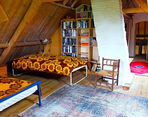 Boekenkast op zolder van Vakantiehuis in Formerum, Terschelling.