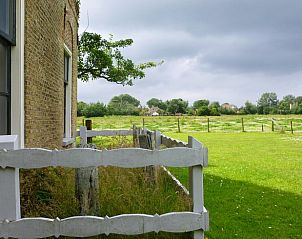 Ochtendmist in de tuin van Vakantiehuis in Formerum, Terschelling.