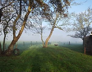 Zijaanzicht van Vakantiehuis in Formerum, Terschelling met groene tuin.