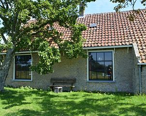 Blauwe bank bij Vakantiehuis in Formerum, Terschelling op de Waddeneilanden.