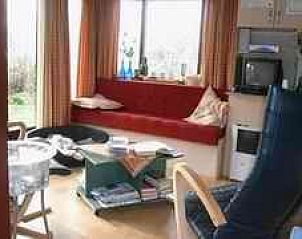 Gezellige woonkamer in De Mons chalet, Formerum, Terschelling met comfortabele zitruimte op de Waddeneilanden.