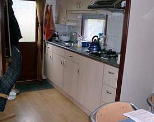 Moderne keuken in De Mons vakantiehuis, Formerum, Terschelling met complete uitrusting op de Waddeneilanden.