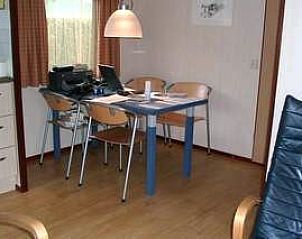 Eetgedeelte in De Mons chalet, Formerum, Terschelling met stijlvolle eettafel op de Waddeneilanden.