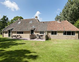 Rustieke buitenkant van Meiblok vakantiehuis in Formerum, Terschelling met ruime tuin en terras.