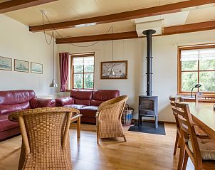 Ruime zithoek van Meiblok vakantiehuis in Formerum, Terschelling met moderne meubels en veel lichtinval.