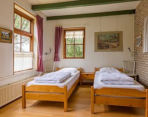 Slaapkamer in Meiblok vakantiehuis in Formerum, Terschelling met twee eenpersoonsbedden en veel natuurlijk licht.