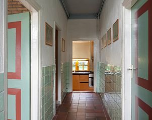 Heldere gang in Meiblok vakantiehuis in Formerum, Terschelling met toegang tot de keuken.