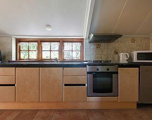 Moderne keuken van Meiblok vakantiehuis in Formerum, Terschelling met uitzicht op de tuin.