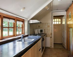 Keuken in Meiblok vakantiehuis in Formerum, Terschelling met ruime werkbladen en apparatuur.