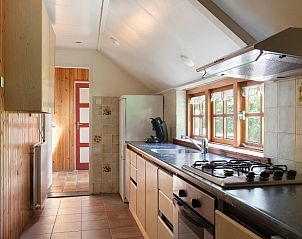 Volledig uitgeruste keuken in Meiblok vakantiehuis in Formerum, Terschelling met veel opbergruimte.