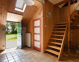 Ingang van Meiblok vakantiehuis in Formerum, Terschelling met houten trap en tegelvloer.