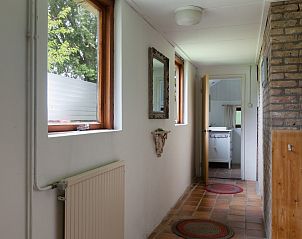 Lichte gang in Meiblok vakantiehuis in Formerum, Terschelling met toegang tot badkamer.