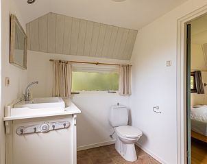 Badkamer in Meiblok vakantiehuis in Formerum, Terschelling met moderne voorzieningen en raam.