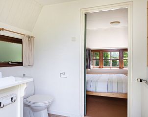 Frisse badkamer in Meiblok vakantiehuis in Formerum, Terschelling met toegang tot slaapkamer.