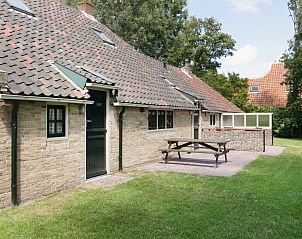 Zijaanzicht van Meiblok vakantiehuis in Formerum, Terschelling met terras en picknicktafel.
