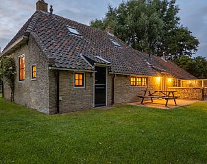 Avondzicht op Meiblok vakantiehuis in Formerum, Terschelling met sfeervolle verlichting.