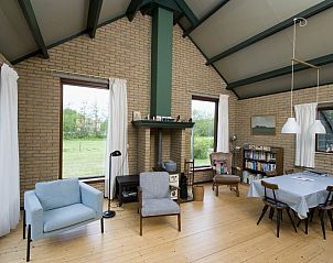 Gezellige woonkamer in Huis van Gregorius, vakantiehuis in Formerum, Terschelling, met uitzicht op de tuin.
