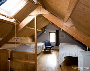Knusse zolderkamer met houten balken in Huis van Gregorius, vakantiehuis in Formerum, Terschelling.