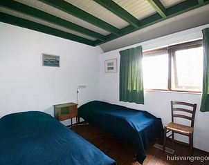 Tweede slaapkamer met twee bedden in Huis van Gregorius, vakantiehuis in Formerum, Terschelling.