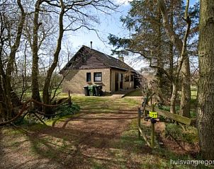 Ingang van Huis van Gregorius, vakantiehuis in Formerum, Terschelling, omgeven door bomen en natuur.