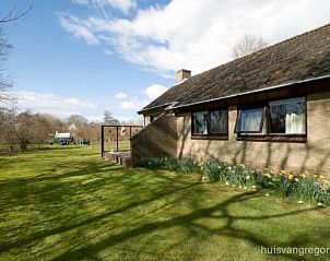 Riante tuin rondom Huis van Gregorius, vakantiehuis in Formerum, Terschelling, met kleurrijke bloemen.