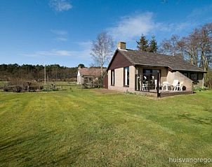 Buitenkant van Huis van Gregorius, vakantiehuis in Formerum, Terschelling, met groot grasveld.