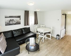 Gezellige woonkamer in chalet Quinn, Formerum, Terschelling met comfortabele zithoek op de Waddeneilanden.