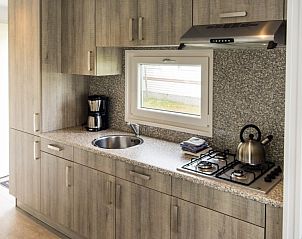 Moderne keuken in chalet Quinn, Formerum, Terschelling met alle gemakken op de Waddeneilanden.