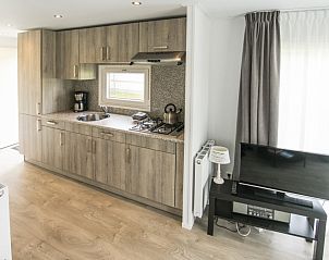 Open keuken en woonkamer in chalet Quinn, Formerum, Terschelling met uitzicht op de Waddeneilanden.